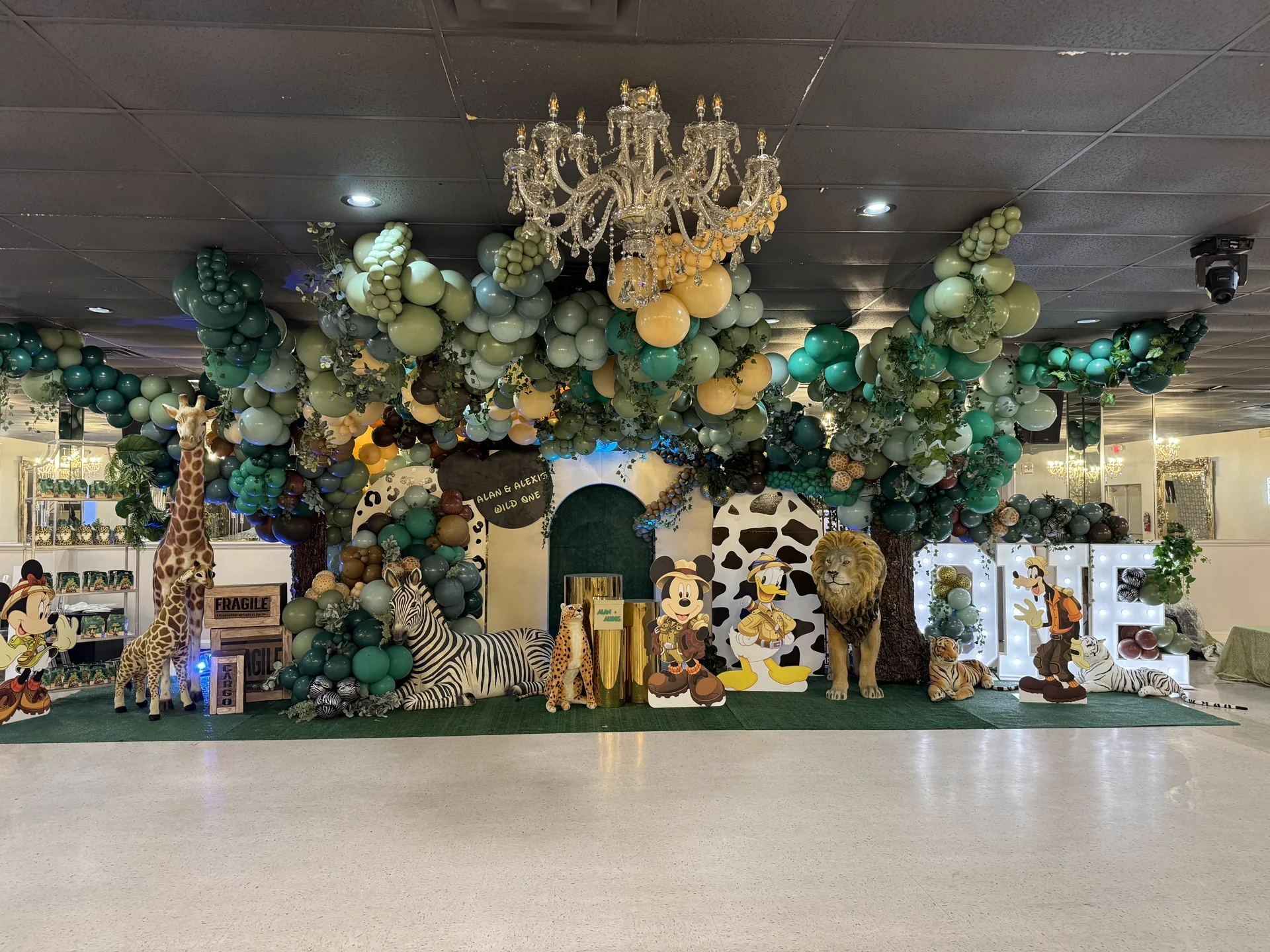 Beautyloons luxury organic balloon installation in Houston